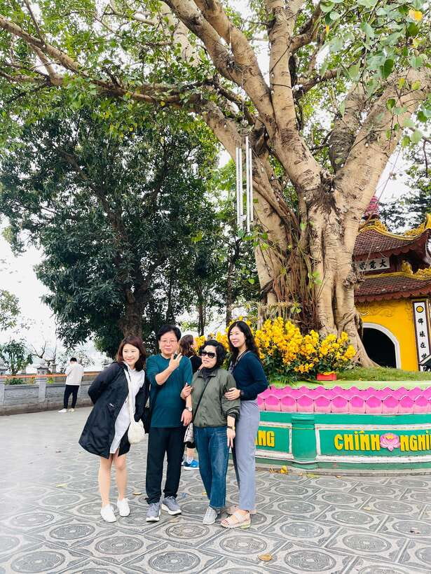 Hanoi Exclusive Craft Beer Bus: Cultural Sightseeing Tour - Dong Xuan Market and the everyday shopping scene