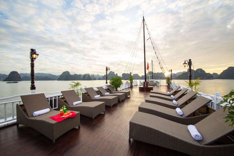 Hanoi: Ha Long Bay 2-Day 1-Night Tour by 4-star Luxury Junk - How the food, staff, and cabin shape the experience