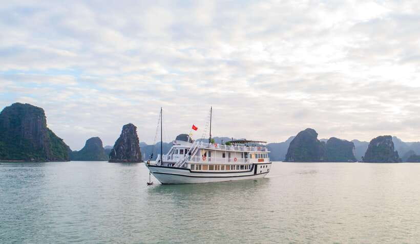 Hanoi: Ha Long Bay 2-Day 1-Night Tour by 4-star Luxury Junk - Titop Island for swimming or a high view