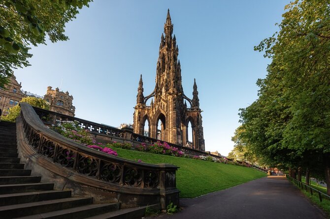 Historic Edinburgh and Rosslyn Chapel Full-Day Private Tour in a Premium Minivan - Old Town: closes, stories, and steep streets