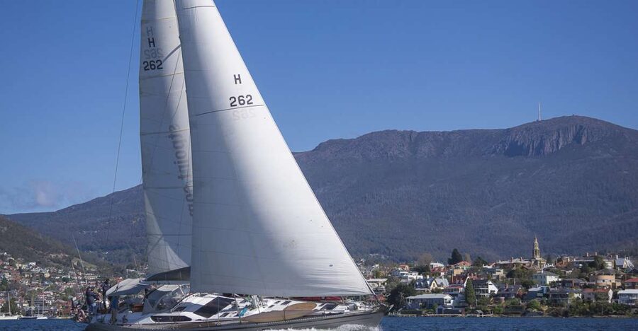 Hobart: Luxury Yacht Scenic Sailing Tour with Snacks - Sailing toward the Southern Ocean gateway
