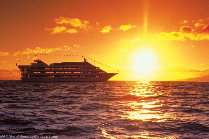 Honolulu: Three Star Deluxe Sunset Dinner Cruise and Show - A five-course dinner with lobster and steak