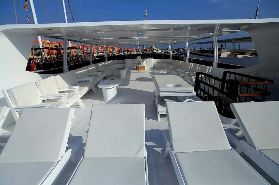 Hurghada: Royal Luxury VIP Cruise to Orange Bay with Lunch - Massage and Magawish water sports