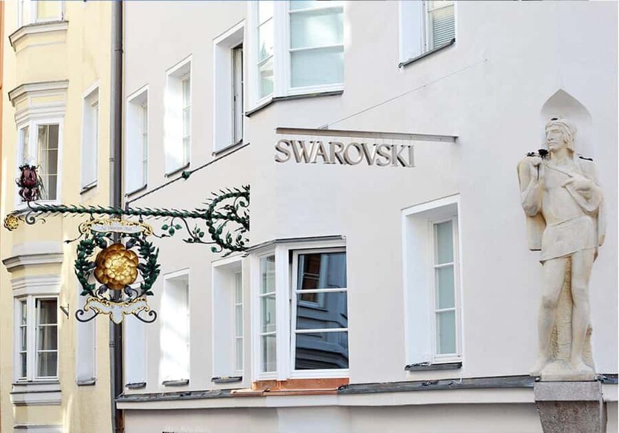 Innsbruck: Swarovski Exclusive Guided Tour with Drink & Gift - Browsing the collection after the guide