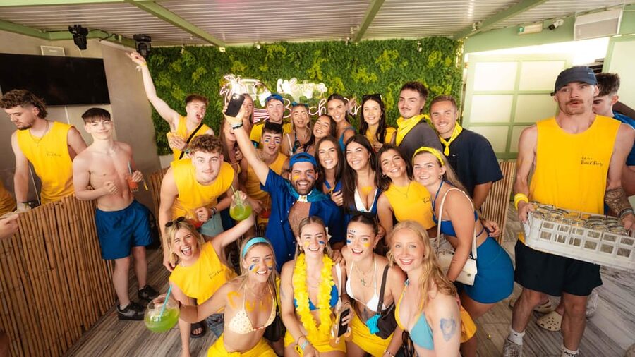 Ios: Pub Crawl with 5 Venues, 5 Shots, and 5 VIP Entrances - Meeting at Life is a Beach Party HQ at 23:00