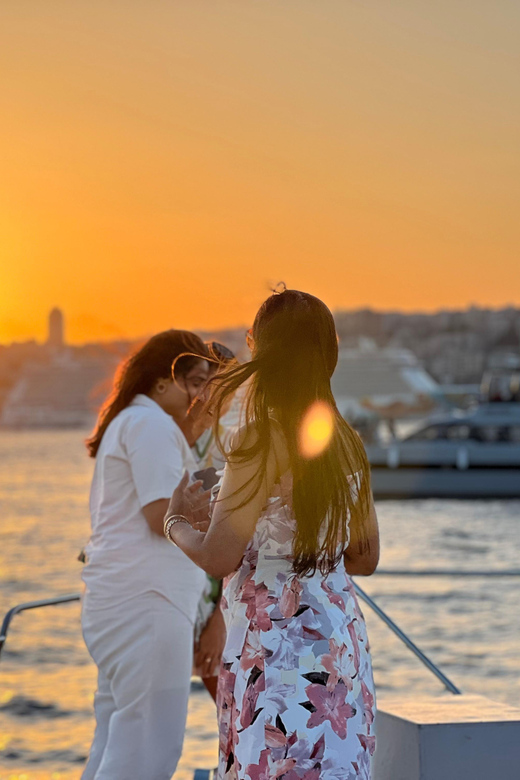 Istanbul: Bosphorus Sunset Cruise on a Luxury Yacht - Rumeli Fortress and Fatih Sultan Mehmet Bridge
