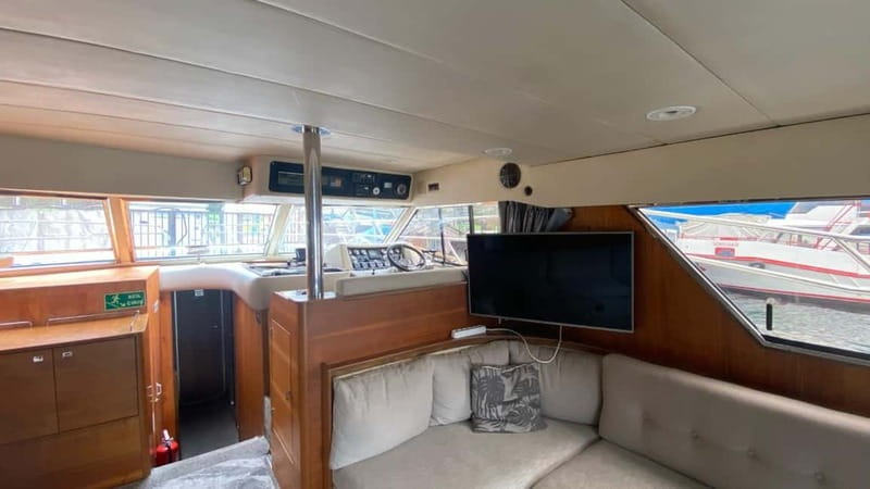 Istanbul: Luxury Yacht on Bosphorus - Food, music, and special-event extras