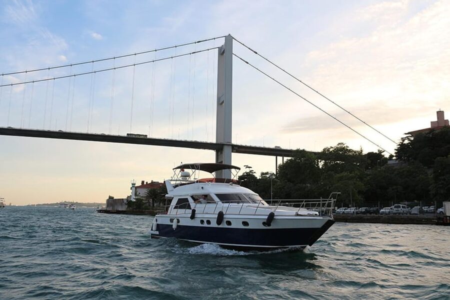 Istanbul: Luxury Yacht Tour at Sunset w Snacks - Why a sunset cruise makes sense in Istanbul