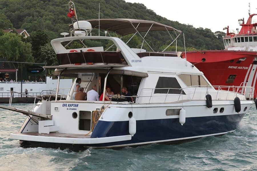 Istanbul: Luxury Yacht Tour at Sunset w Snacks - The Bosphorus route and its major sights