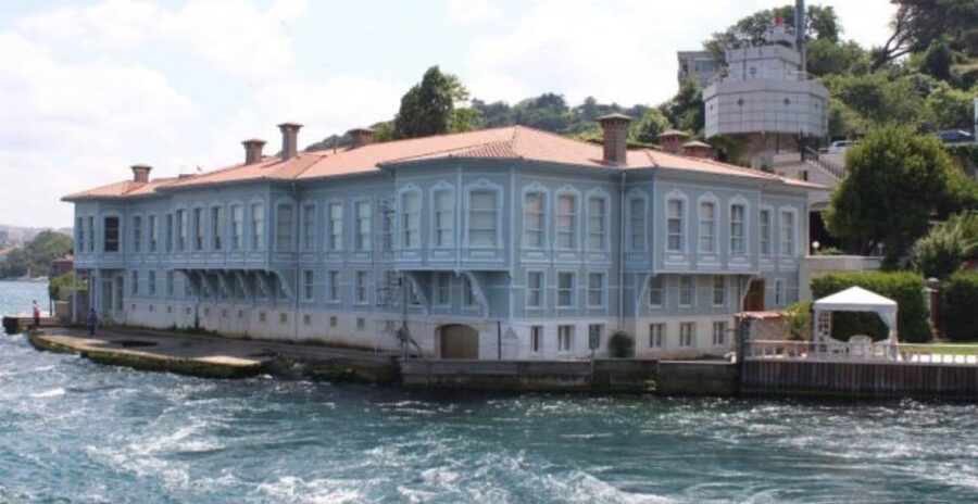 Istanbul: Private Bosphorus Cruise By Luxury Yacht - Maiden’s Tower and the return toward the old city
