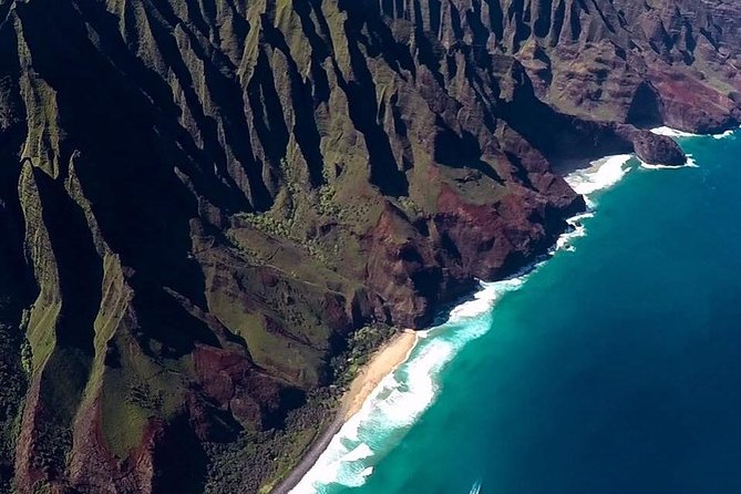Kauai Deluxe Sightseeing Flight - Waimea Canyon shows Kauai’s other face