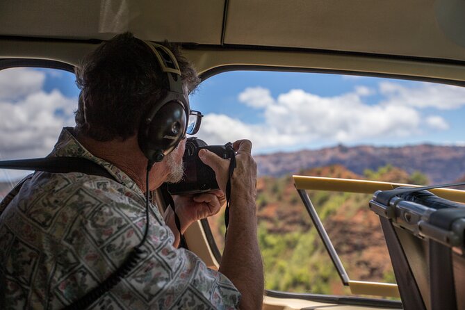 Kauai Deluxe Waterfall Safari: Helicopter Tour - What the pilot adds to the ride