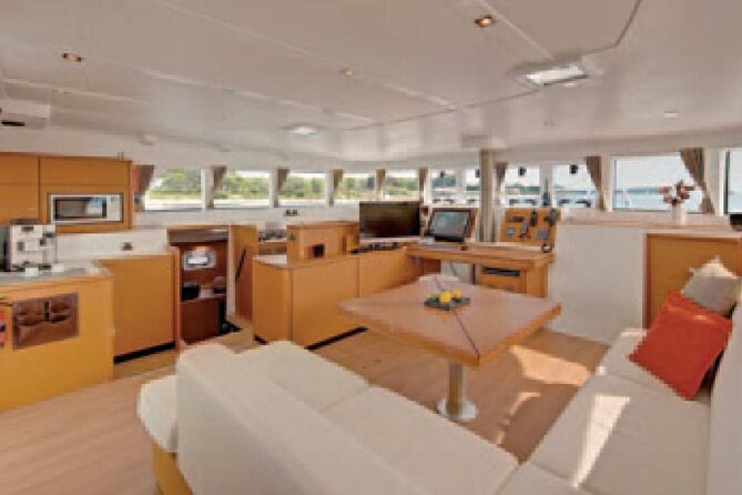 Kona Luxury Catamaran Yacht Snorkel & Sail - A small catamaran with room to breathe
