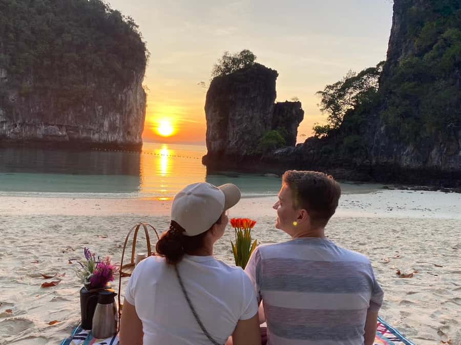 Krabi: Private Luxury Boat to Hong Islands Sunrise & Picnic - Through the narrow passage into Hong Lagoon