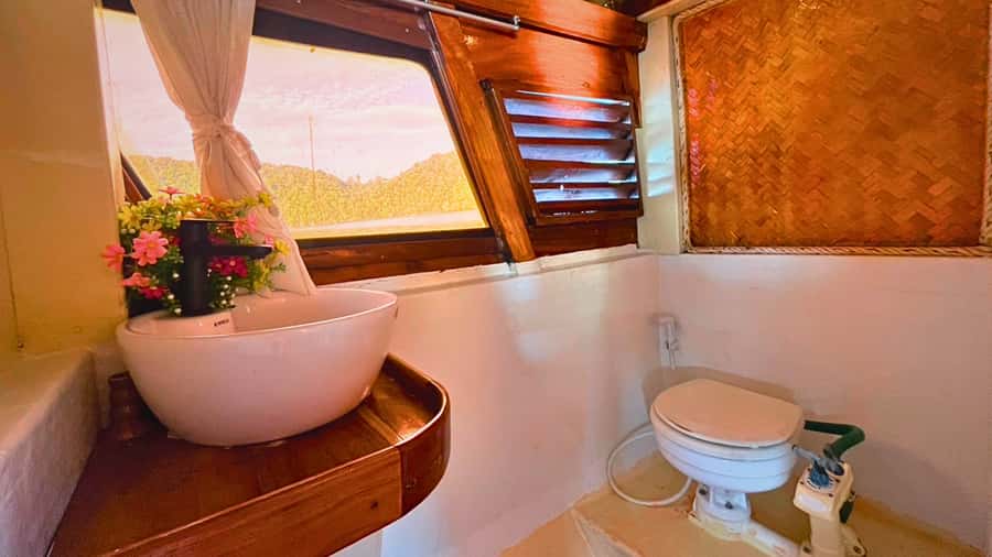 Krabi: Private Luxury Boat to Hong Islands Sunrise & Picnic - Pak Bia for snorkeling and open views