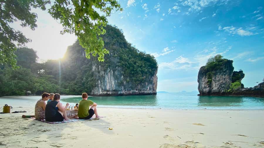 Krabi: Private Luxury Boat to Hong Islands Sunrise & Picnic - What the private price really buys you