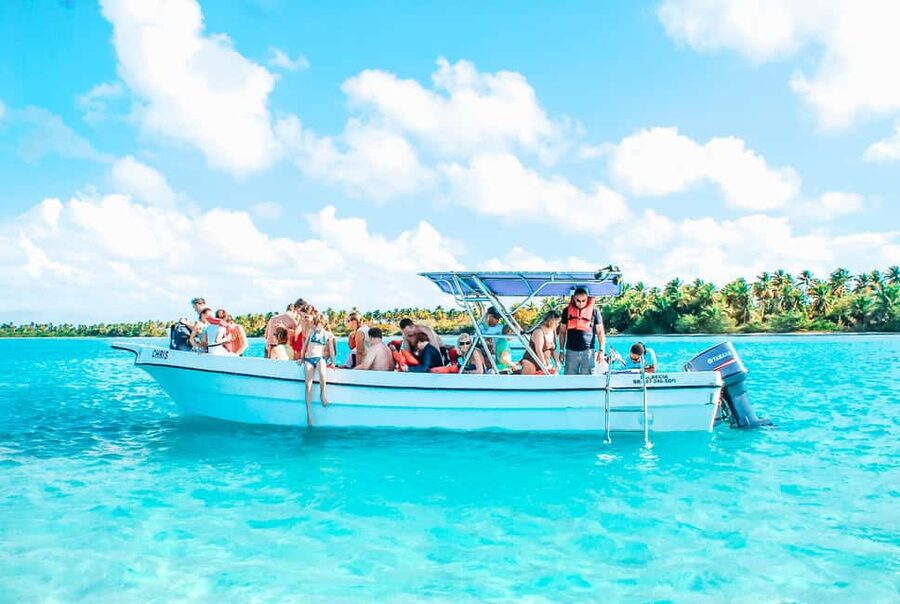 La Romana: Saona Crusoe VIP for cruise guests - Mano Juan and the sea turtle project