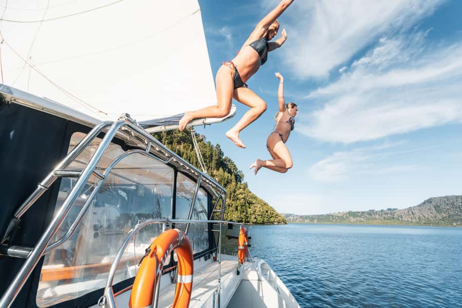 Lake Taupo: Luxury Sailing Catamaran to Māori Rock Carvings - Sailing, engine power, and the weather question