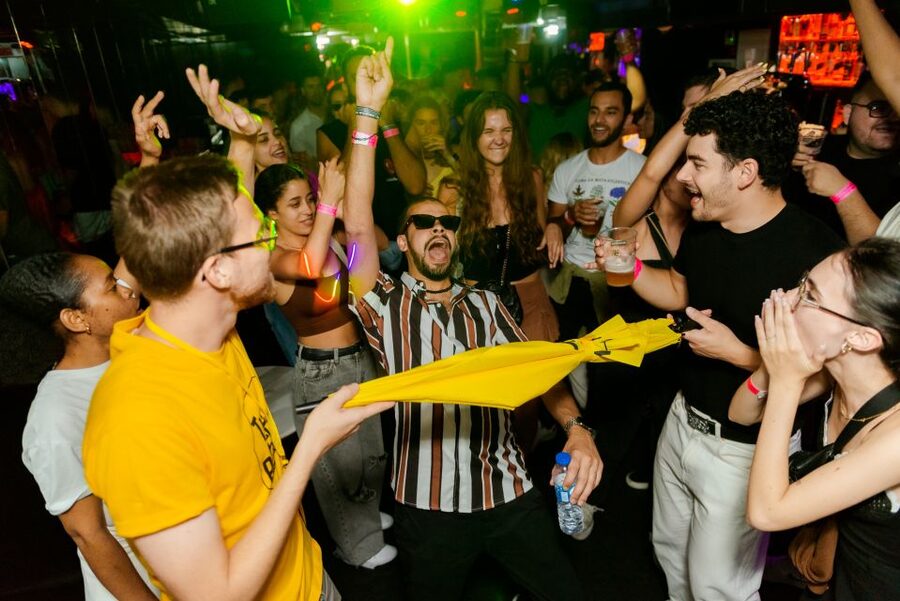 Lisbon PinkStreet Pubcrawl: 1hOpen Bar, Shots,VIP Club Entry - Starting at Praça Luís de Camões