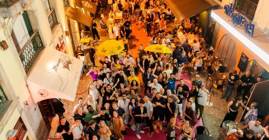 Lisbon PinkStreet Pubcrawl: 1hOpen Bar, Shots,VIP Club Entry - One hour of beer and sangria