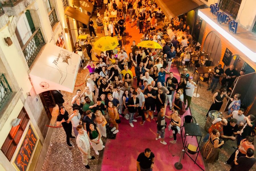 Lisbon PinkStreet Pubcrawl: 1hOpen Bar, Shots,VIP Club Entry - The first bar: a quick welcome shot