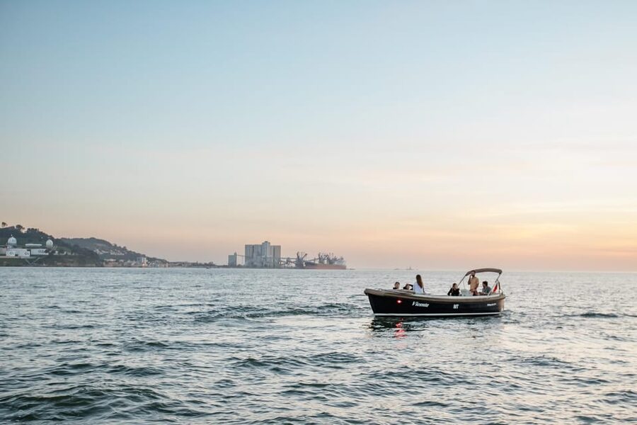 Lisbon – Sunset Porto Tonic Premium Boat Experience - Praça do Comércio on the return