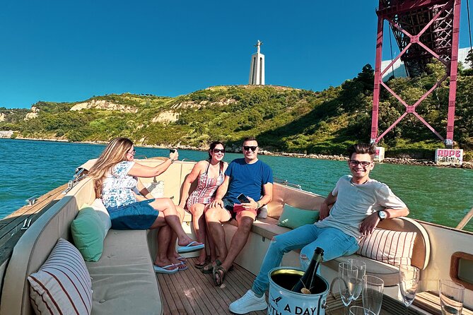Lisbon: Vinho Verde Wine Premium Boat Experience - Boarding and the first view of Lisbon
