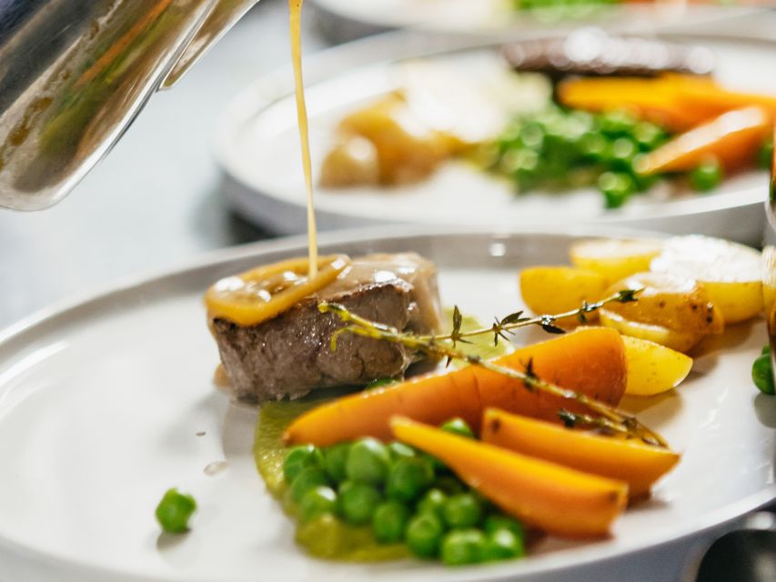 London: 6-Course Gourmet Dinner on a Luxury Coach - Dinner with London moving past the window