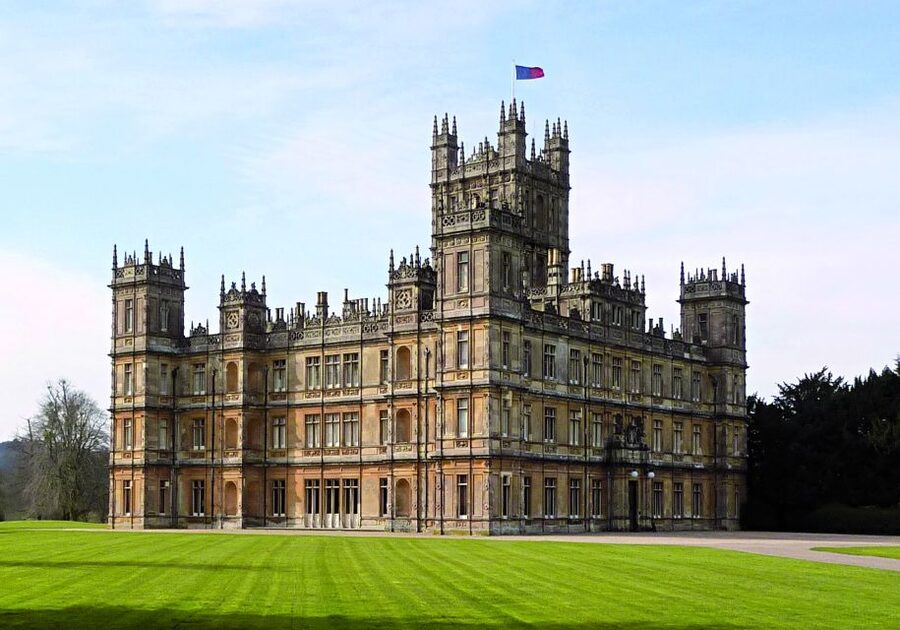 London: Downton Abbey Countryside Black Taxi VIP Tour - A countryside drive and old-pub lunch stop