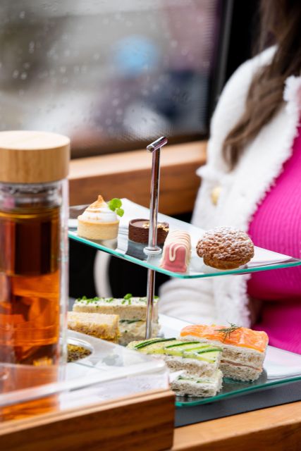 London: Traditional Afternoon Tea Tour in a Luxury Coach - Service, audio, and the feel of the small group