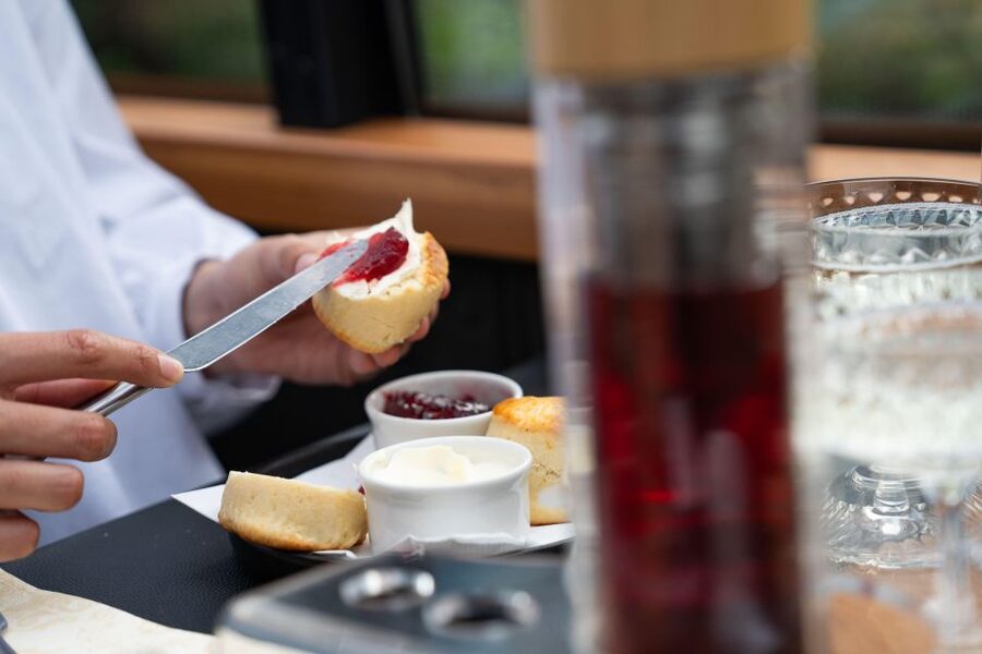 London: Traditional Afternoon Tea Tour in a Luxury Coach - Setting off from Victoria Embankment