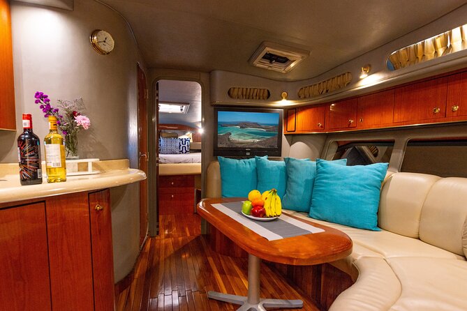 Luxury 42' Yacht Tour in Cabo for Snorkeling and Sunset - A private start from Cabo Marina
