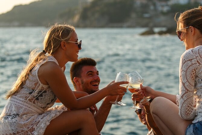 Luxury Catamaran Cruise, Dia Island –Open Bar & Lunch -Top Rated! - The sunset option and the timing question