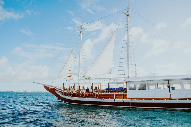 Luxury Four-Course Caribbean Dinner Cruise Experience - Sunset, cocktails, and the change from day to night