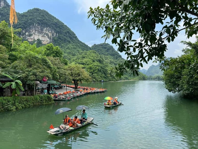 Luxury Limousine Tour: Hoa Lu, Trang An/Tam Coc & Mua Cave - The limousine ride from Hanoi