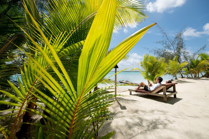 Luxury Private full day tour & Motu lunch in Bora-Bora - A guide who stays close without taking over