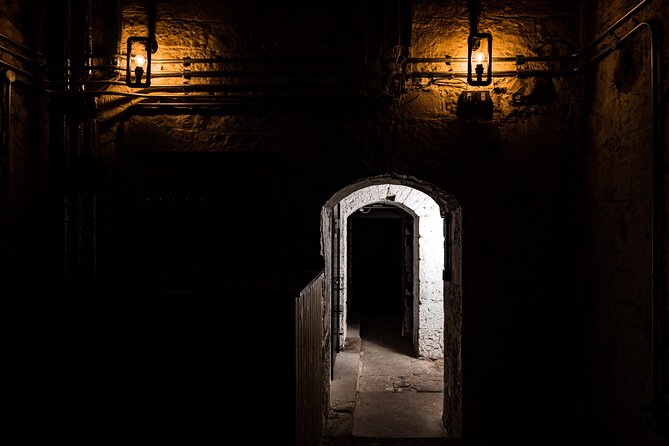 Luxury Whisky Tasting in Edinburgh's Underground Vaults | 90min - Guides who make the difference