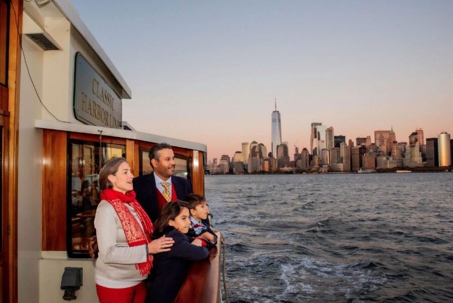 Manhattan: Statue and Skyline Cruise Aboard a Luxury Yacht - One included drink and food available onboard