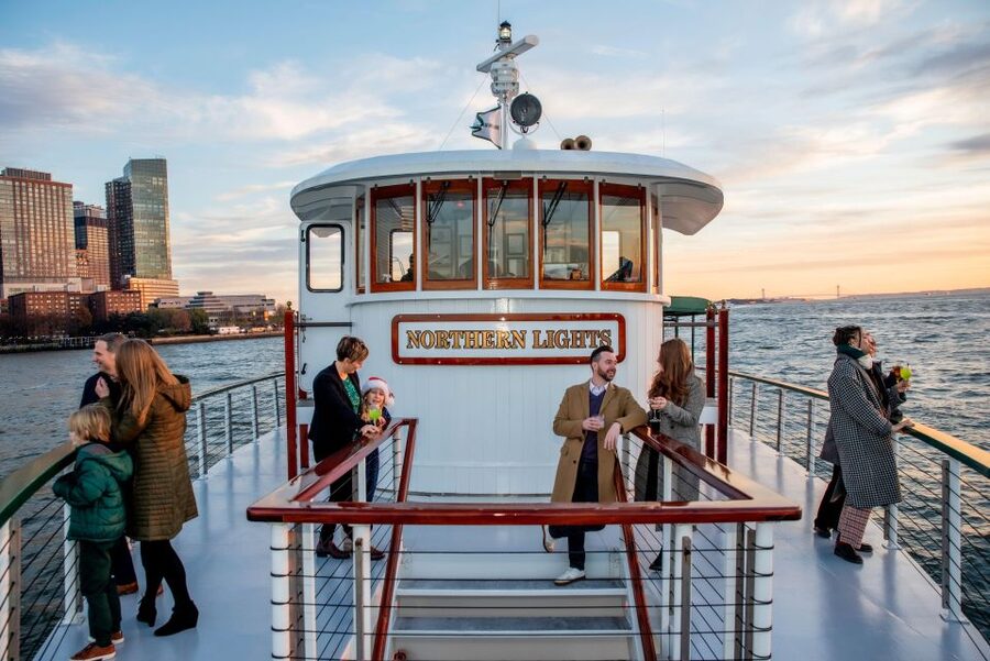 Manhattan: Statue and Skyline Cruise Aboard a Luxury Yacht - The yacht’s indoor salon and open deck