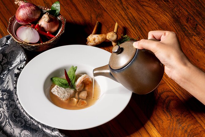 Manohra Cruise Luxury Dining - A fixed Thai menu with restaurant-style presentation