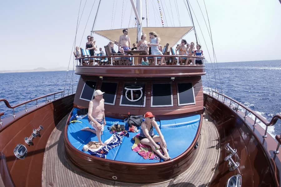 Marsa Alam: Pirates Premium Boat to turtle bay with lunch - What the crew does well
