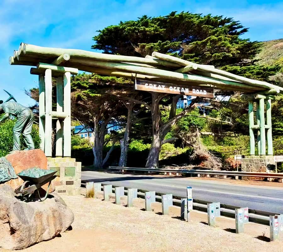 Melbourne Great Ocean Rd Reverse Tour London Bridge Wildlife - London Bridge starts the coastal sightseeing