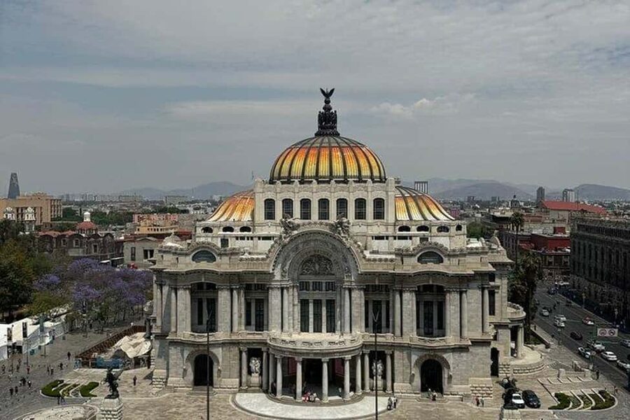 Mexico City: Exclusive Tour of Palacio de Bellas Artes - Entering the Palace and Meeting Your Guide