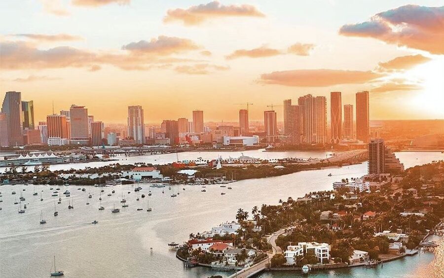 Miami: Private Luxury Airplane Tour with Champagne - South Beach and Miami Beach from the air