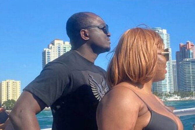 Miami Skyline Boat Cruise Past Millionaire's Homes Optional Stop - Finding the boat at Bayside Marketplace