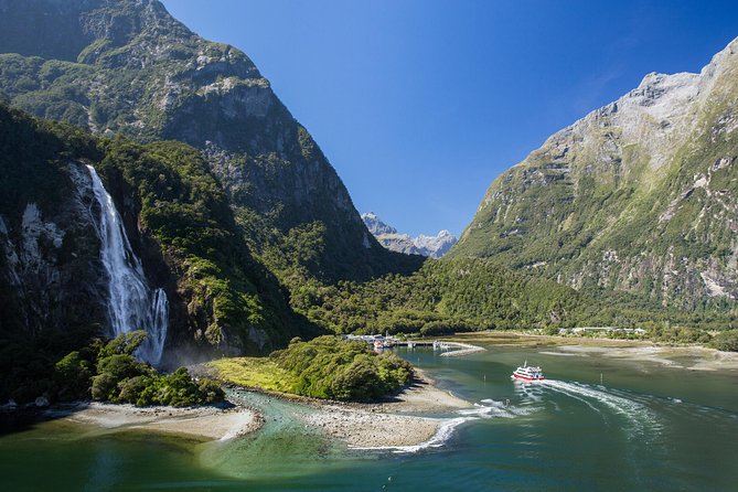 Milford Sound Premium Coach & Cruise from Queenstown with Lunch - The two-hour Milford Sound cruise