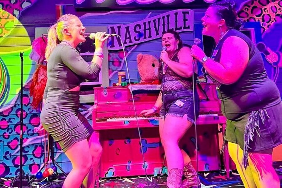 Nashville: Exclusive Entry and Special Offers VIP Bar Crawl - Live music and the piano bar possibility