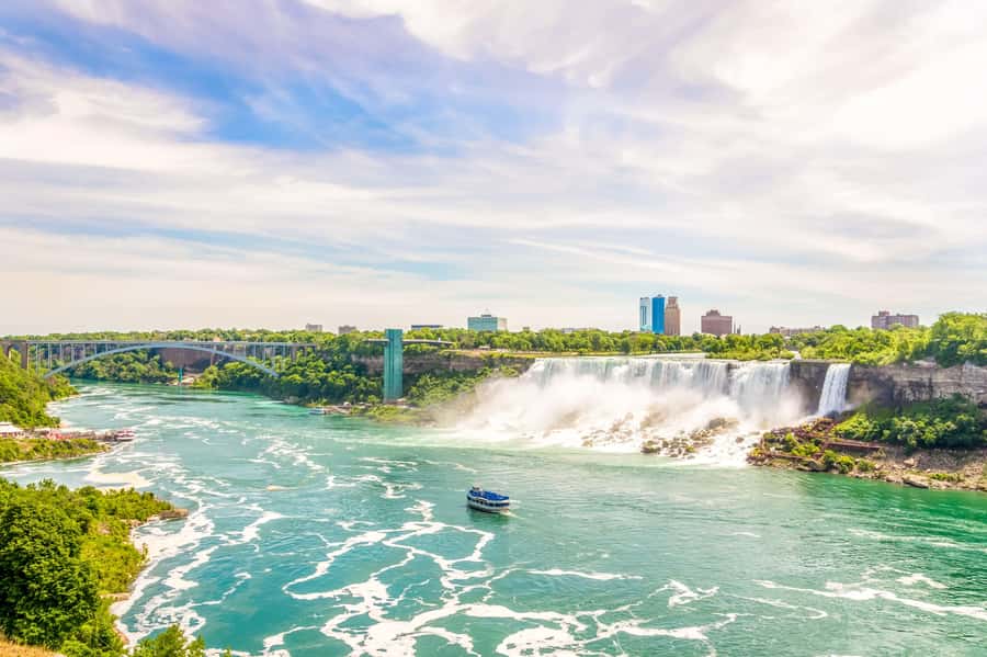 Niagara Falls: Canadian and American Deluxe Day Tour - History and storytelling along the way