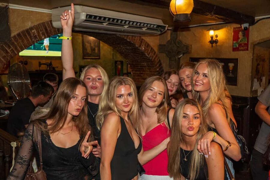Nice: Orange Bar Crawl with 5 Free Shots & VIP Club Entry - Who should book Bar Crawl Orange?
