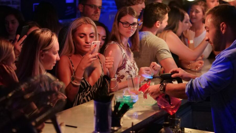 Nice: Ultimate Party Bar Crawl Free Shots & VIP Club Entry - The waterfront route along Quai des États-Unis